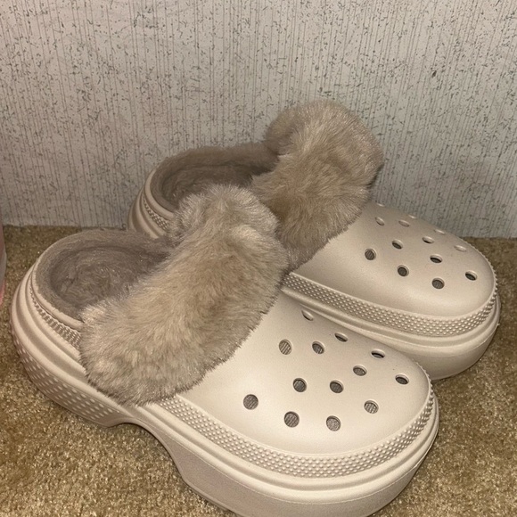 CROCS Shoes - CROCS Cream Fuzzy Lined Clogs